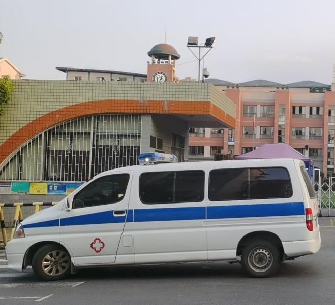 岑溪救护车出租护送骨折病人一公里多少钱